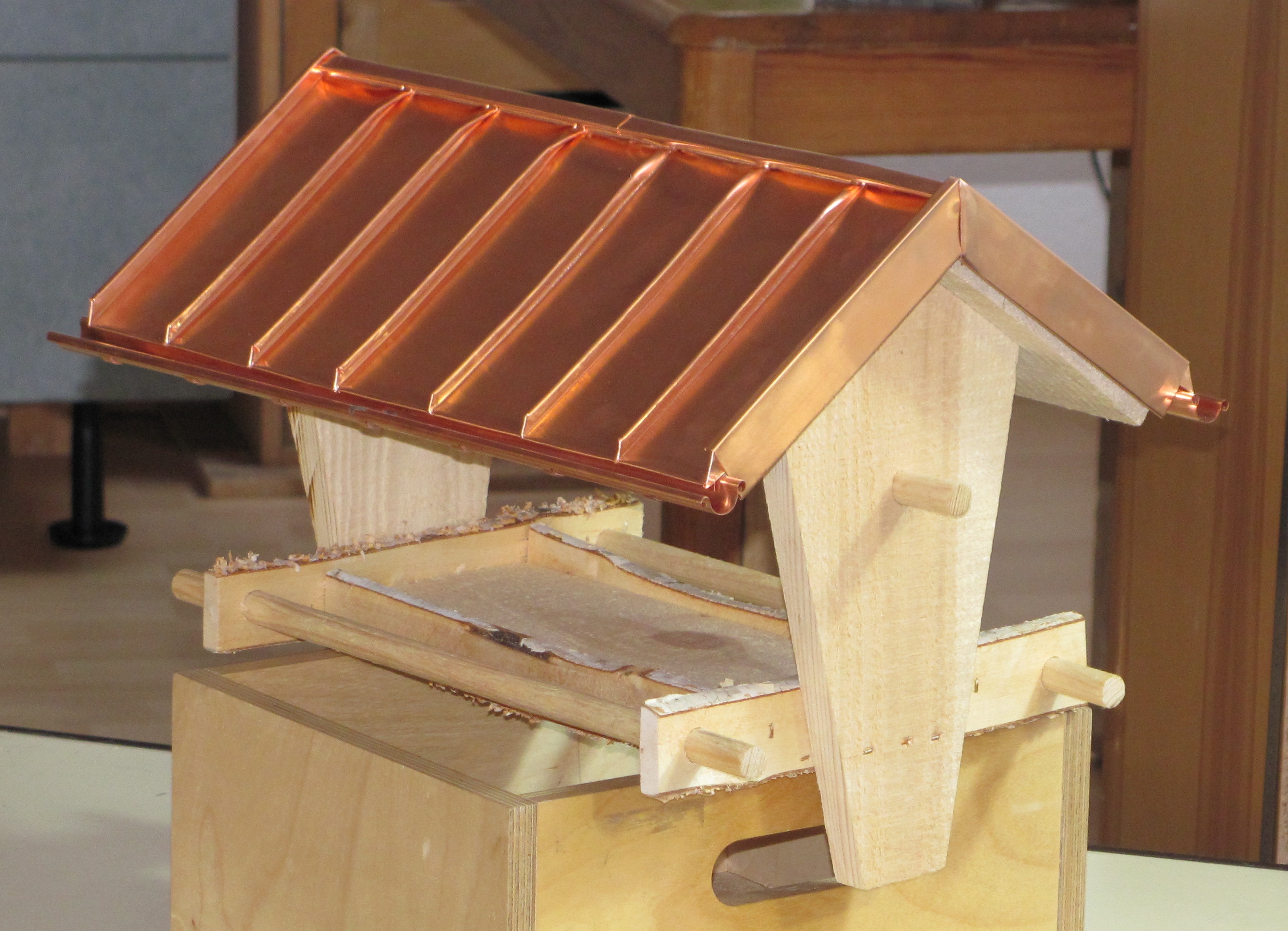 Vogelhaus mit gefalztem Kupferdach und Dachrinne aus Kupfer